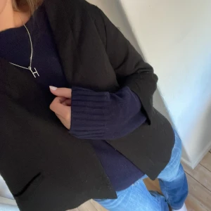 Svart trekvartsärmad jacka - Såå gullig trekvartsärmad, lite nopprig, två små fickor på framsidan 💝💝