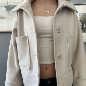 Kort kappa  - Säljer denna fina kappa från Kappahl, använd fåtal gånger. Säljer då den inte kommer till användning. Pris kan diskuteras vid snabb affär💞