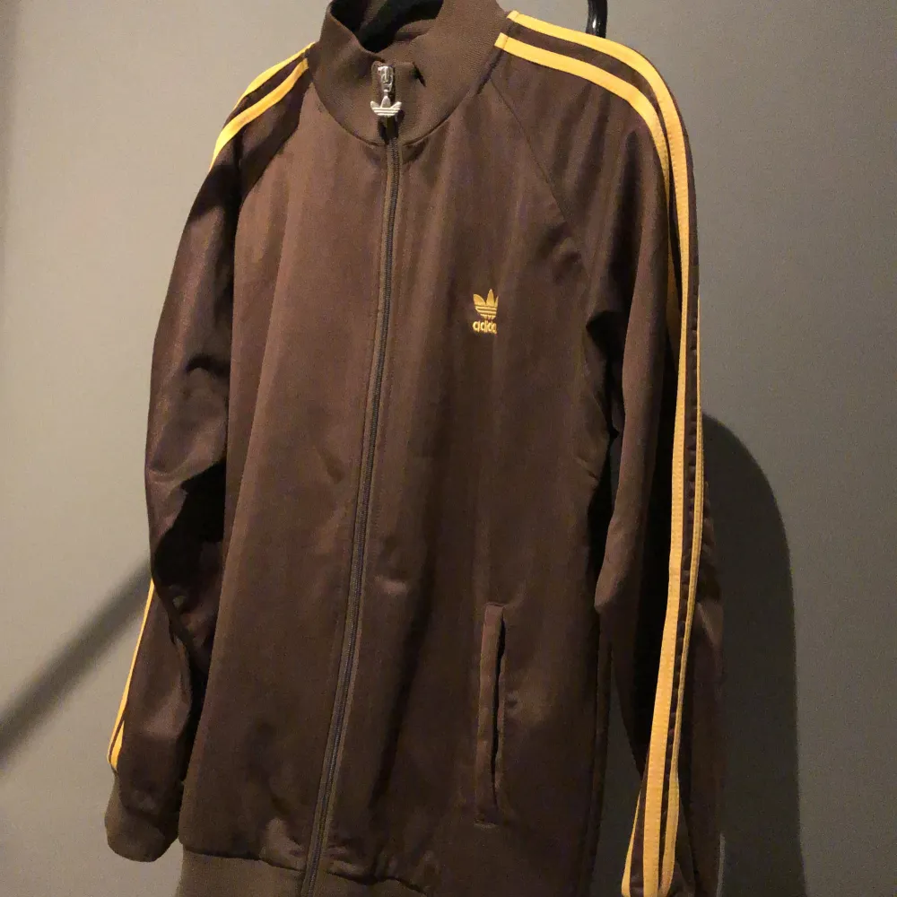 Säljer nu min Adidas wct retro tröja. Den är knappast använd! Storlek L. Skick 9/10.  Har ni några frågor så är det bara att fråga!. Tröjor & Koftor.