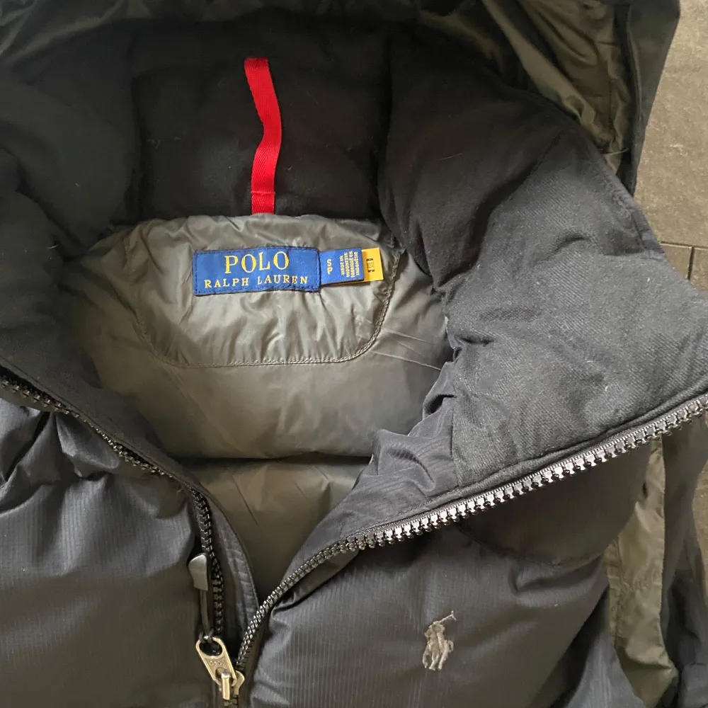 Hej, säljer en riktigt fin väst från Polo Ralph Lauren i storlek S. Super inför höst och vinter då den håller värmen perfekt. Västen är i färgen Svart, ser lite gråare ut på bilder pga ljuset.  Vi frågor eller funderingar är det bara att höra av sig!. Jackor.