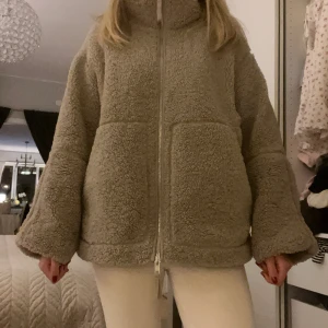 Teddy jacka  - Säljer denna så fina och slutsålda jackan från h&m 🥰🥰🤎