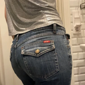 Lågmidjade vintage jeans med fickor - Säljer dessa supersnygga H.I.S jeans. Älskar dem med de är tyvärr inte min stil längre💗💗 