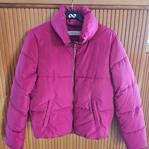 Ceriserosa jacka stl s - Fin ceriserosa jacka stl s, kortare modell.  Har även en svart ute på annons.