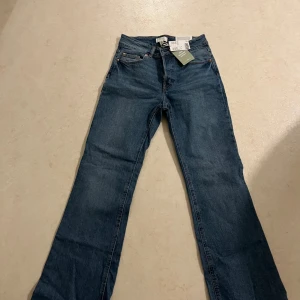 6 par byxor  - 6 par byxor  mjukisar, leggings & jeans blandade  3 av dem är helt nya inte använda  Från h&m, ginatricot, shein och Andy (För sista paret skriv för bild)  Rangvis storlekar (efter bilderna):  36 M XL L M S  För enskilt par ge ett prisförslag