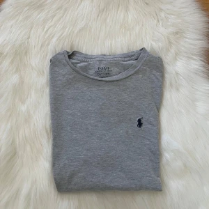 Ralph Lauren tshirt - Ralph Lauren T-shirt i storlek S. Väl använd men ändå bra skick. Små vita färgfläckar i nedre delen av tröjan (går förmodligen bort i tvätten).