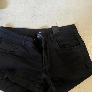lågmidjade shorts - lågmidjade shorts som inte kommit till större användning, kom privat vid  frågor💗