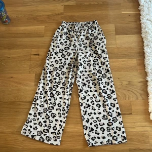 Leopard byxor - Jättefina leopard byxor som är perfekta till hösten då det börjar bli lite svalare❤️ Dom är vida hela vägen från midjan ner till fötterna❤️ och har två stycken fickor💖