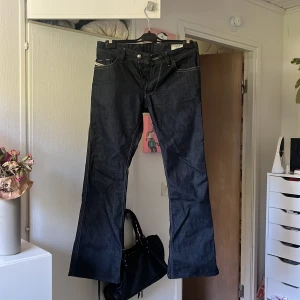 Lågmidjade diesel jeans i nyskick  - Diesel jeans i jättefin marinblå färg inga skavanker lågmidjade utsvängda sitter som s/m nypris 1999 säljer för 500kr pris kan diskuteras vid snabb affär 
