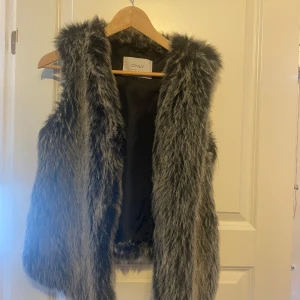 Pälsväst - Jättefin pälsväst från only, bra skick i stl M, pris kan diskuteras