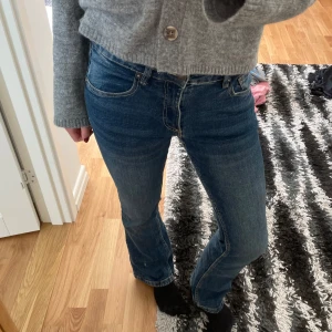 Jeans - Supersnygga lågmidjade bootcut jeans från pull&bear som tyvärr inte kommer till användning längre. På en av bakfickorna har det lossnat en knapp, och har tappat färg på vissa ställen, därav priset❤️skriv för fler bilder eller mått❤️
