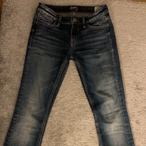 Blå jeans från Crocker - Säljer ett par super snygga lågmidjade, bootcut jeans från Crocker. Storlek Xs/w24. Säljer då de tyvärr inte kommer till användning.