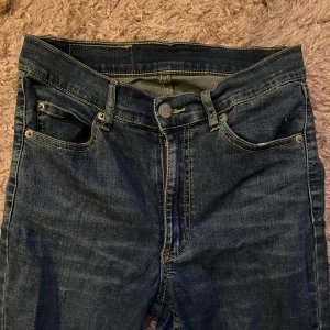 Lågmidjade jeans  - Jätte snygga lågmidjade jeans med mycket stretch😉🤗 byxorna är lite skrynkliga och ostrukna men inget är sönder🫣🫠