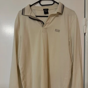 Boss pikétröja - Hugo boss piketröja. Storlek M beige