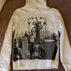 Hoddie med tryck  - Snygg hoodie med tryck på framsidan🗽🏙️ den är ganska tjock och håller värmen bra🥰