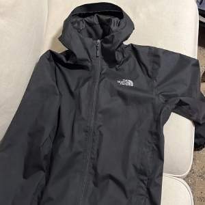 Säljer denna northface jacka pga för stor köpte för 1299 säljer för 799. Skick 10/10