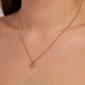 Dyrberg Kern halsband  - Mitt oanvända Dyrberg Kern halsband med ljusblå sten som dock visar en mer diamantfärg än blå. Supervackert lyster och kedjan är i rostfritt stål. Färgen är en fin putsad/ antik guldfärg.