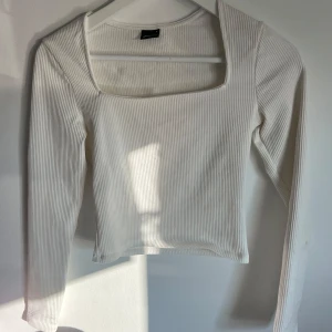 Ginatricot vit topp - Superfin vit topp från Gina 🤍🤍 Endast använd en gång så i mycket bra skick!  Kan skicka fler bilder om så önskas. 