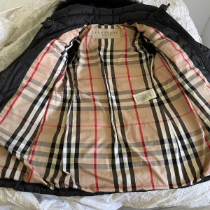 BURBERRY - Väldigt elegant jacka, i fint skick. Har använt men finns inget fel på jackan. Det finns ingen dragkedja, den har tyvärr gått sönder men man kan enkelt lägga till en ny. Jättefin päls som är äkta. Om du vill ha flera bilder, kom privat :) 