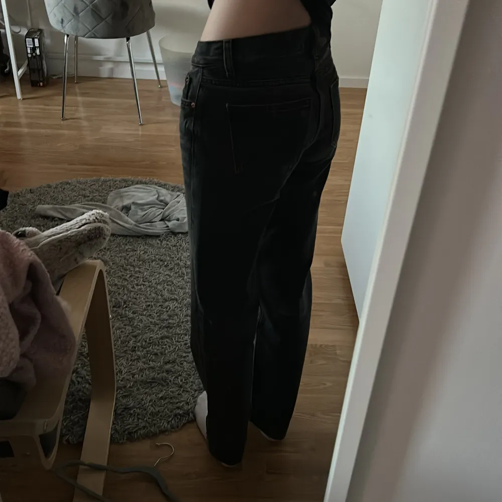 Väl använda men säljer nu då dom inte är min stil löngre, lite low/mid waist mestadels åt det lägre hållet. MIdjemått rakt över är 36cm och innerbenslängden är 80cm passar mig som är 168 cm och har 34 i jeans. . Jeans & Byxor.