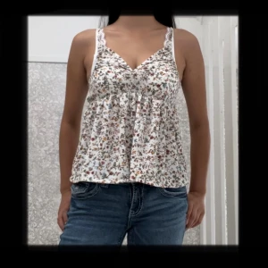 Babydoll top - Jättegullig sommartopp! Superbekväm och luftig. Köpt på Vinted men jag tror att den är handmade. Lite fula sömmar men det är inget som syns! 