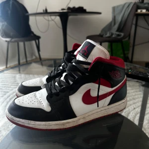 Jordan 1 Mid Gym Red strl 44 - Jordan 1 Mid Gym Red strl 44 (28cm)  Använda men i gott skick.  7/10  Låda medföljer ej. Kan skickas också! Finns i Stockholm