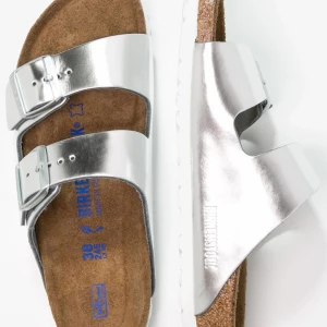 BIRKENSTOCKS, strl 37 - Säljer nu mina fina silvriga birkens i strl 37, då dem inte riktigt kommit till användning…  Dem är i jätte fint skick, endast använda 2-3 gånger Köpa förra sommaren på Zalando, nypris 1250 kr ❤️🌟