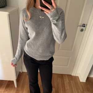 Grå stickad tröja  - Jätte fin stickad tröja i bra skick, den är för liten och används därför men är super snygg och mysig till hösten💕