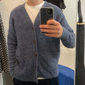 Asos Design Cardigan  - Asos Design Cardigan i färgen blå. Tröjan är knappt använd så den är i bra skick. Storlek M.  Bara höra av sig för fler bilder eller frågor😎