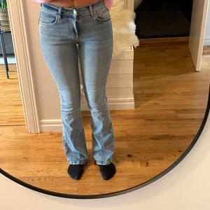 Jeans lågmidjad  - Fina bootcut jeans från Gina i storlek 34. Sitter bra på mig som är storlek 36, använt ett par gånger säljer pågrund av att jag har ett par andra och dessa kommer ej till användning. Köptes för 400kr 💕