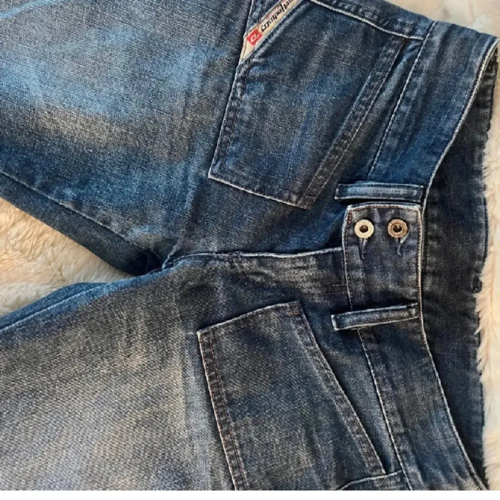 Sjukt snygga diesel jeans i strl 26! Säljer endast för 600, innerbenslängden är 76cm och midjemåttet rakt över är 35 cm. 🥰. Jeans & Byxor.