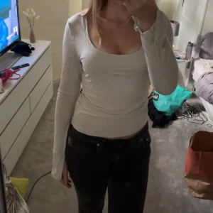 Vit Gina tröja - Säljer denna tröjan från Gina med slits armar. Bra skick