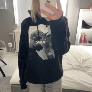 2PAC hoodie - Hoodie i bra skick, använd få ggr av mig, osäker på användning av tidigare ägare!
