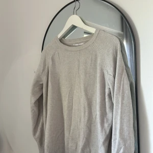 Ljusgrå stickad tröja - Jättefin ljusgrå stickad tröja som jag säljer eftersom jag inte använder den. Inga fel på den. Storlek L men sitter bra på mig som brukar ha för mesta tiden S. Vid frågor så är det bara att höra av sig och priset går att diskutera☺️