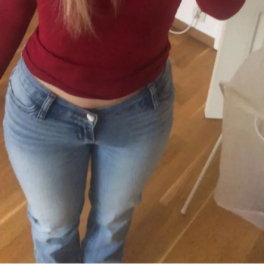 Säljer mina jättefina lågmidjade jeans från fashionnova i storlek 1(xs). Modell: ”v nice to meet you”. Jag är 160 och dem är förlånga för mig, har dem uppvikta på bilderna. Jättefint skick. Skriv om ni har frågor💓. Jeans & Byxor.