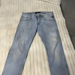 Säljer ett par Reepaly jeans riktigt snygga. Skick 8/10 sitter riktigt bra inte skinny jeans lite baggy  Har du nån fundering är det bara och skicka en signal!