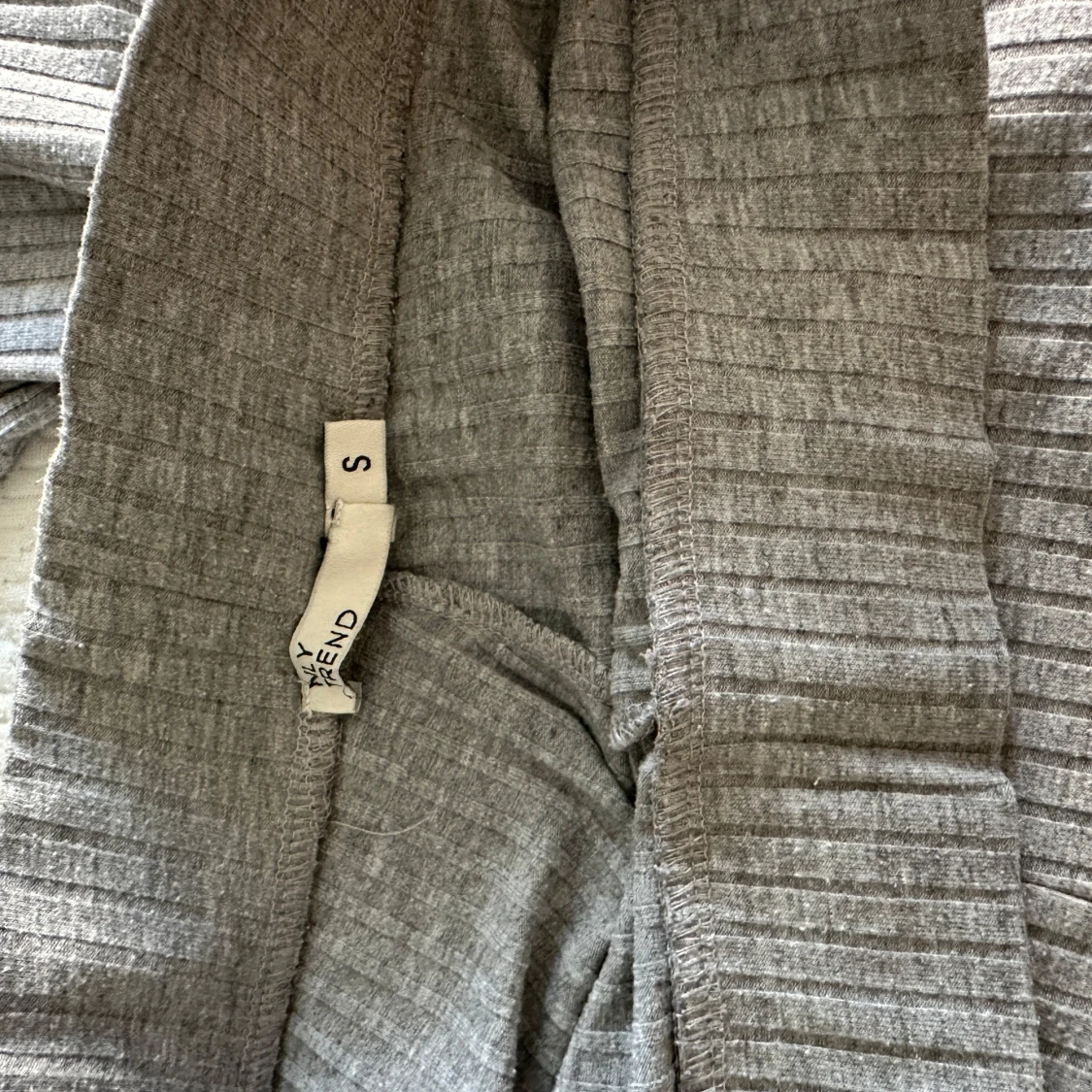 Grå ribbade byxor - 90