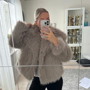 Pälsjacka - Säljer denna fina beiga päls jacka som knappt är andvänd!!skriv för fler frågor eller bilder