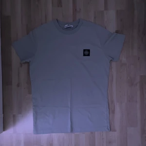 Stone island t shirt - Riktigt fet stone island tisha använd 2-3 gånger som ny har ej tags. Skriv vid frågor