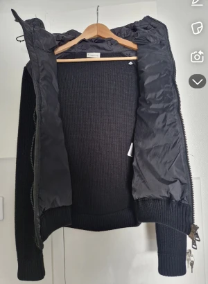moncler cardigan  - säljer en helt ny cardigan moncler priset är inte hugget i en sten 