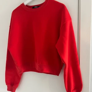 Sweatshirt  - En röd sweatshirt från Bik bok, använt fåtal gånger så den ser kanapt använd ut. Väldigt skön. Skulle säga att en M och en S absolut oxkdp kan ha tröjan.