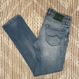 Ljusblå Jacob Cohen jeans  - Säljer dessa feta Jacob Cohen jeans i mycket bra skick. Tveka inte att höra av dig för fler bilder eller frågor!