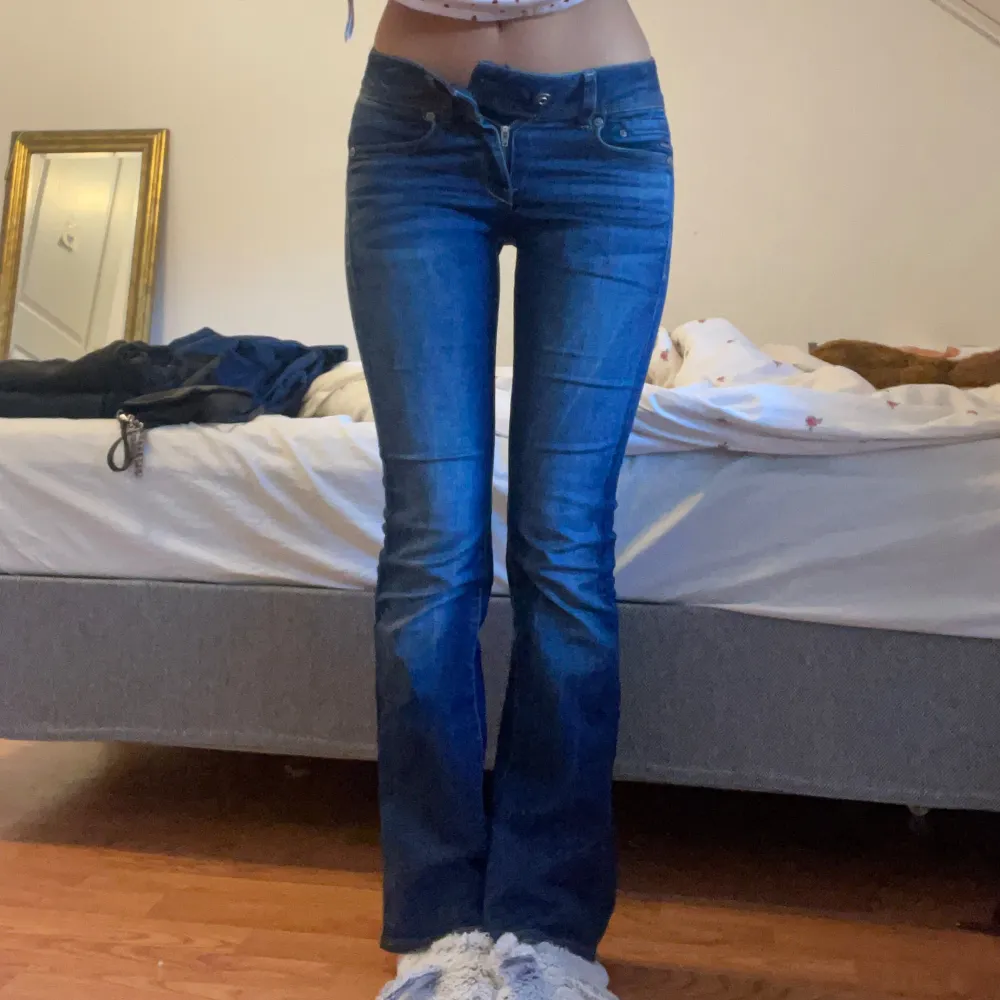 G-STAR Midge bootcut jeans i bra skick 😙😙 Midjemått 36cm, innerbenslängd 78cm.. Jeans & Byxor.