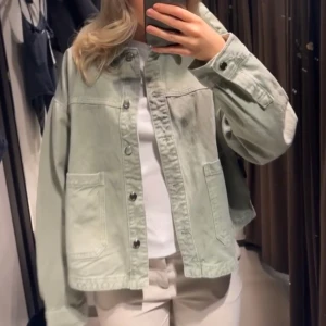 Jeansjacka zara - Fin jeansjacka från Zara. Säljer då den inte kommer till användning längre, den är som ny💕skriv till mig vid intresse 