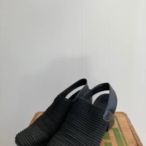 Slip in klackar - Slip in klackar, med hälband. Strl 36. Endast stått å dammat nu på senaste. Super bekväma