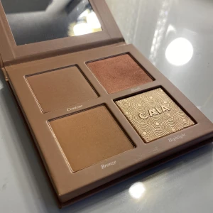 Caia classy palett - Säljer då jag typ inte använt den. Jag har bara provat blushen. Så den är som ny. Nypris 445 kr. Hör av er vid intresse🥰🥰