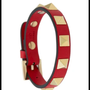 Rött valentino armband  - Valentino armband, rött med guld nitar. Fint skick! Inte mycket använd! Skicka för fler egna bilder🥰