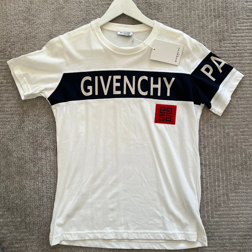 Givenchy tshirt   Storlek: Medium (M)  Pris 850kr befintligt skick fick som present. T-shirts.