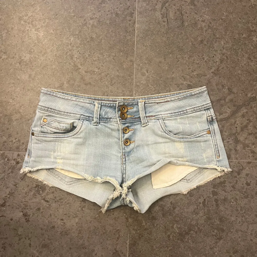 Sjukt snygga ljusblåa jeansshorts!! Jättefint skick, perfekta och lagom lågmidjade, bara att fråga om mått 🩷🩷världens finaste ljusblåa färg, passar även xs, jag är ca 165. Shorts.