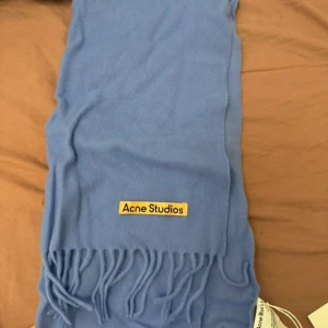 Halsduk  - Helt ny acne studios halsduk ny pris är 1800 Mitt pris är 900 Priset kan diskuteras vid snabb affär 