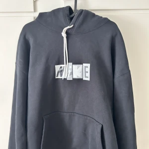 Nike SB hoodie - Köpt för 990kr på Junkyard. Toppen bra kvalite med skönt material.